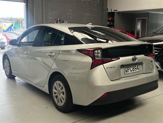 2020 Toyota Prius - Thumbnail