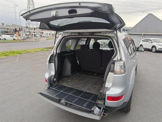 2005 Mitsubishi Outlander - Thumbnail