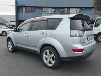 2005 Mitsubishi Outlander - Thumbnail