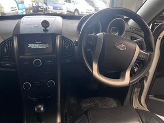 2017 Mahindra XUV500 - Thumbnail