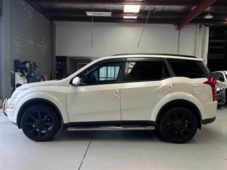 2017 Mahindra XUV500 - Thumbnail