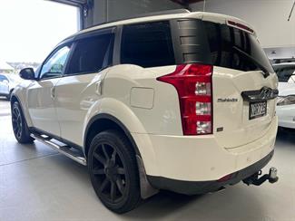 2017 Mahindra XUV500 - Thumbnail