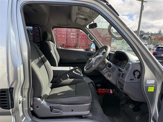 2006 Nissan Caravan - Thumbnail