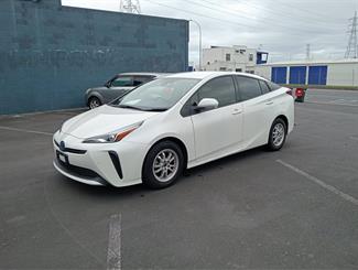 2019 Toyota Prius - Thumbnail