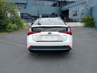2019 Toyota Prius - Thumbnail