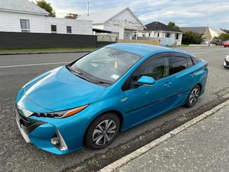 2017 Toyota Prius - Thumbnail