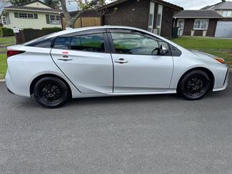 2021 Toyota Prius - Thumbnail