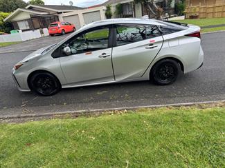 2021 Toyota Prius - Thumbnail
