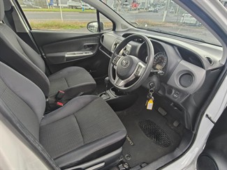 2015 Toyota YARIS - Thumbnail