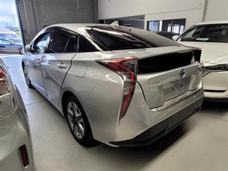 2016 Toyota Prius - Thumbnail