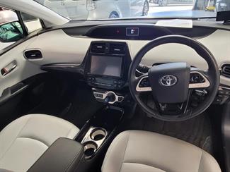 2016 Toyota Prius - Thumbnail