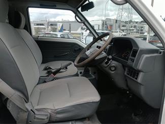 2010 Mitsubishi L300 - Thumbnail