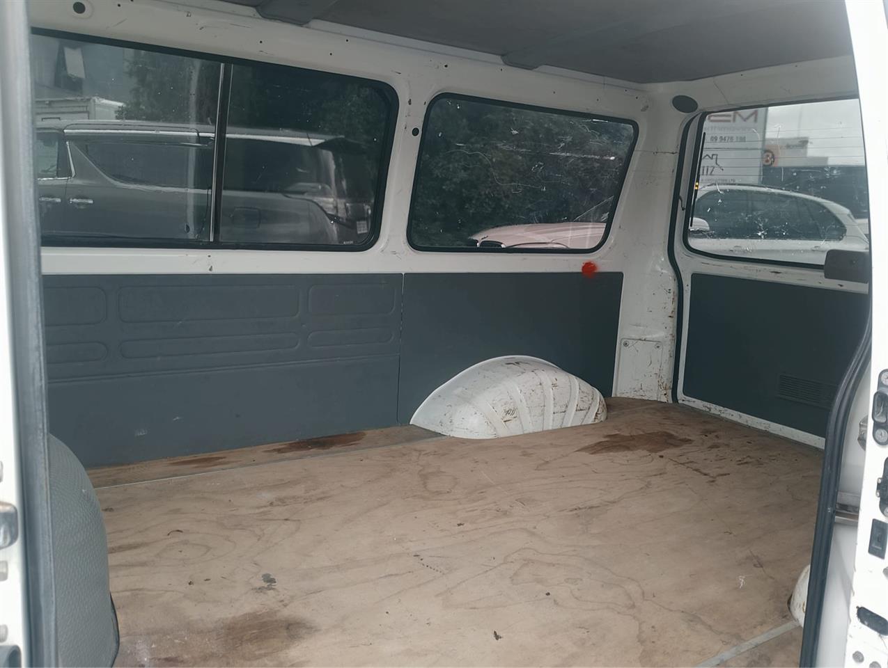 2010 Mitsubishi L300