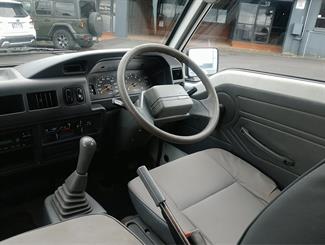 2010 Mitsubishi L300 - Thumbnail