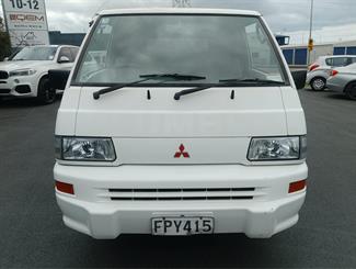 2010 Mitsubishi L300 - Thumbnail