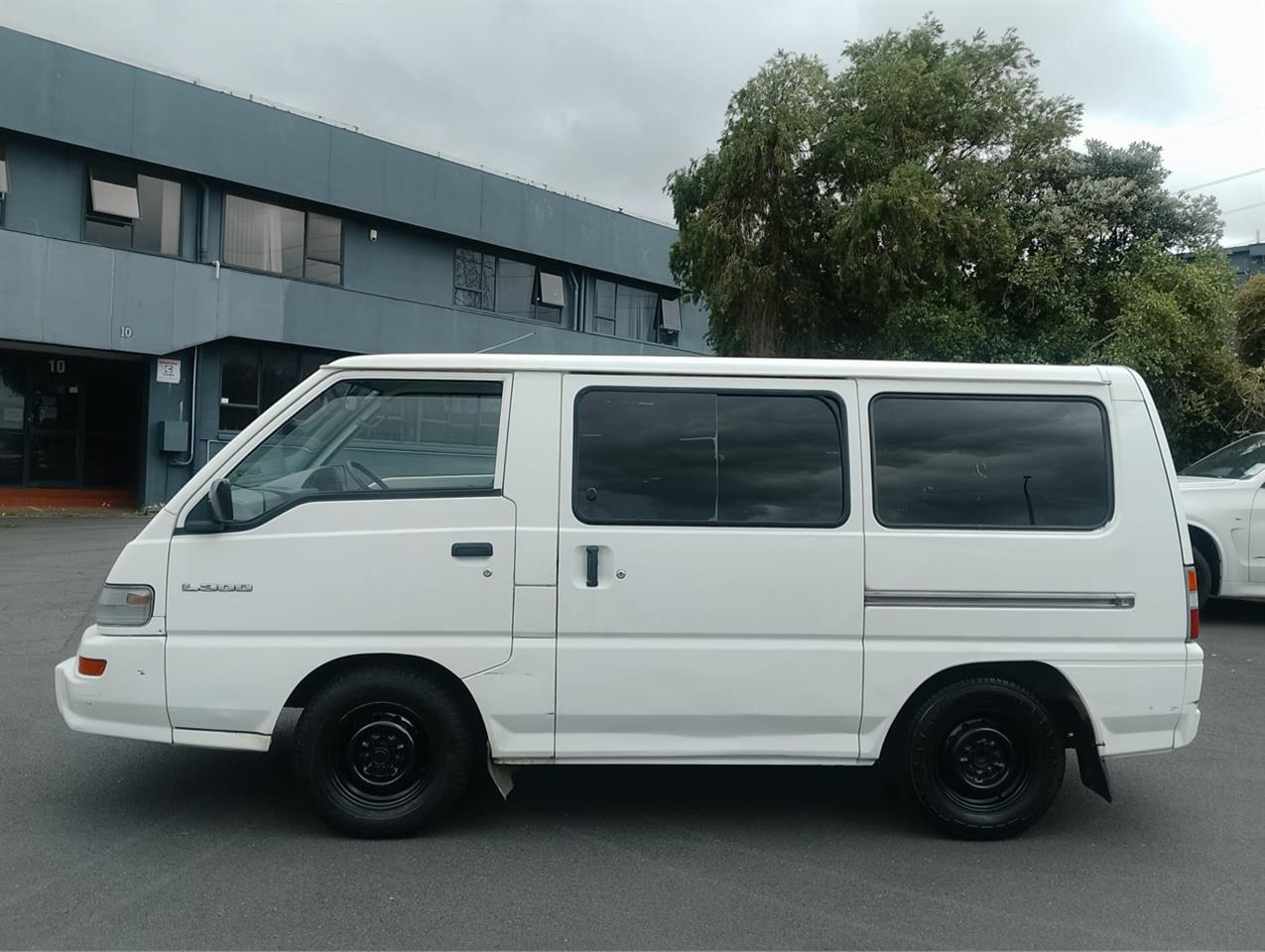 2010 Mitsubishi L300