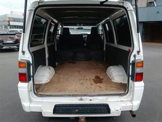 2010 Mitsubishi L300 - Thumbnail