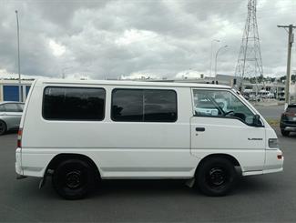 2010 Mitsubishi L300 - Thumbnail