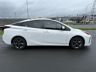 2020 Toyota Prius - Thumbnail