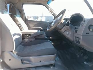 2005 Nissan Caravan - Thumbnail