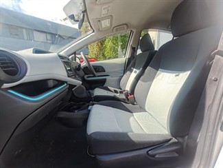 2012 Toyota Aqua - Thumbnail