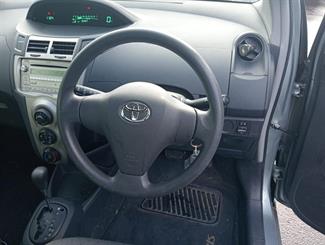 2010 Toyota YARIS - Thumbnail