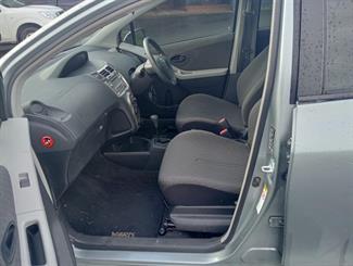 2010 Toyota YARIS - Thumbnail