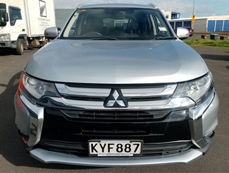 2017 Mitsubishi Outlander - Thumbnail