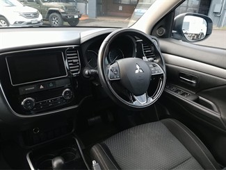 2017 Mitsubishi Outlander - Thumbnail