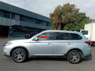 2017 Mitsubishi Outlander - Thumbnail