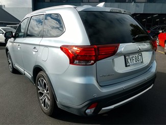2017 Mitsubishi Outlander - Thumbnail