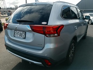 2017 Mitsubishi Outlander - Thumbnail