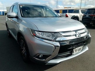 2017 Mitsubishi Outlander - Thumbnail