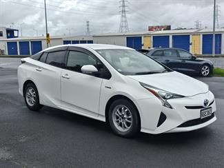 2017 Toyota Prius - Thumbnail