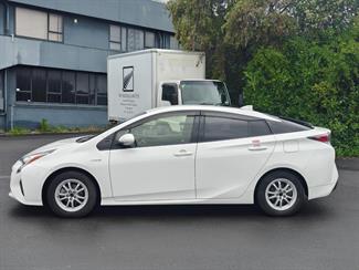 2017 Toyota Prius - Thumbnail
