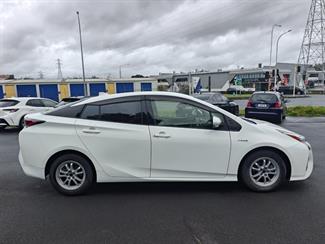 2017 Toyota Prius - Thumbnail