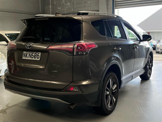2018 Toyota RAV4 - Thumbnail