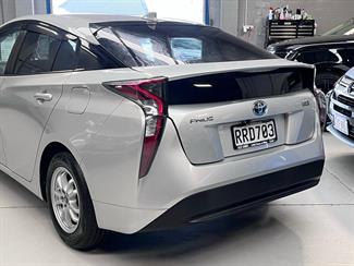 2017 Toyota Prius - Thumbnail