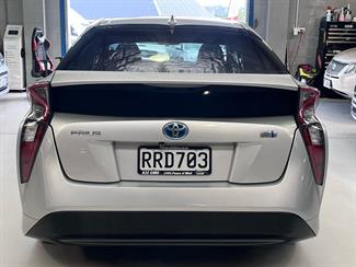 2017 Toyota Prius - Thumbnail