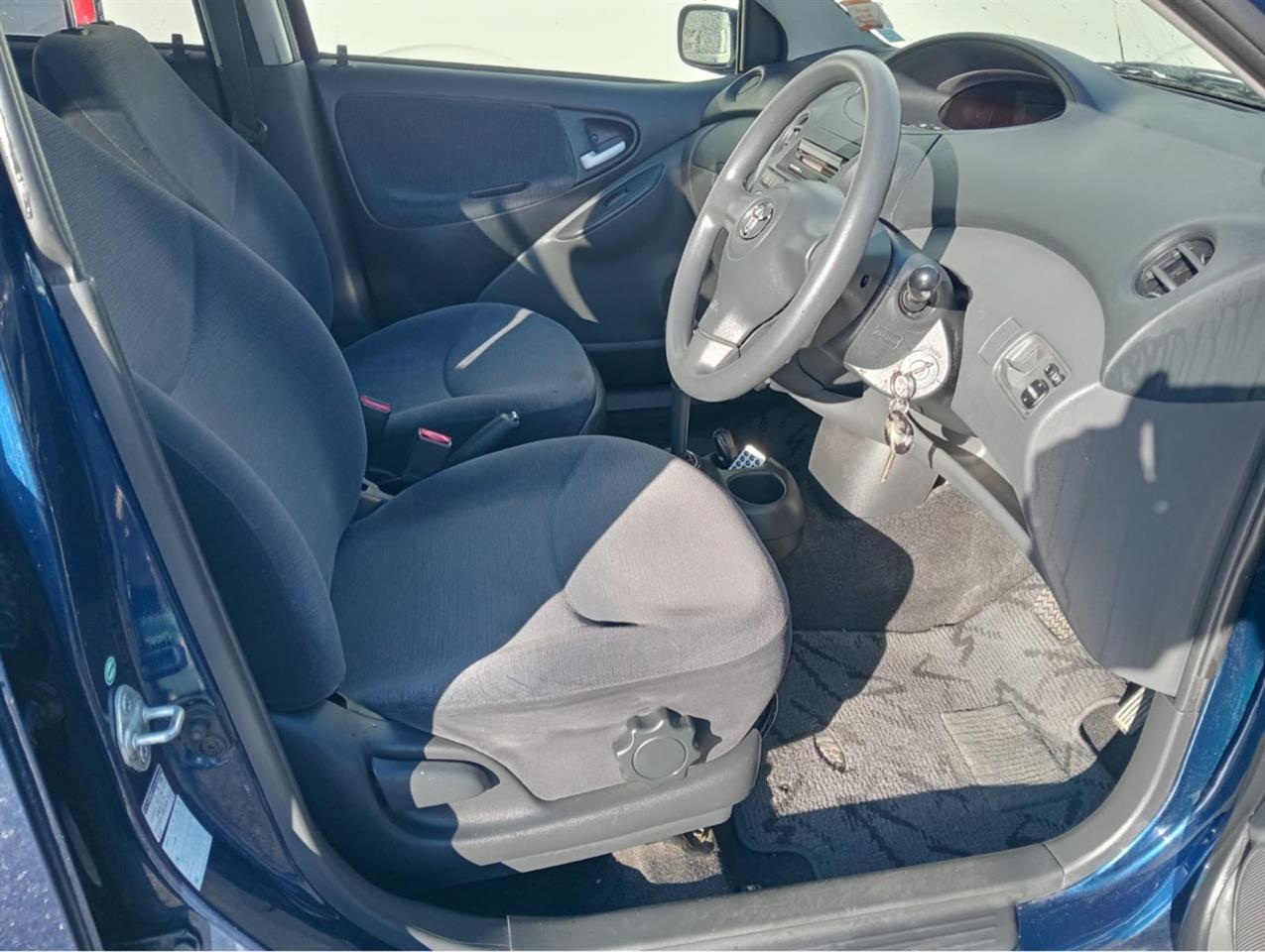 2004 Toyota Vitz