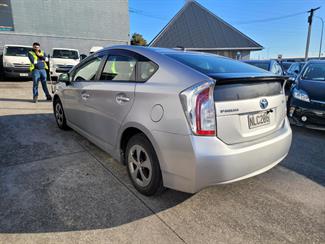 2014 Toyota Prius - Thumbnail