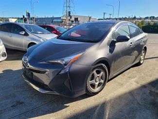 2016 Toyota Prius - Thumbnail