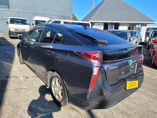 2016 Toyota Prius - Thumbnail