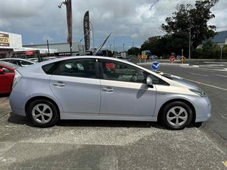 2013 Toyota Prius - Thumbnail